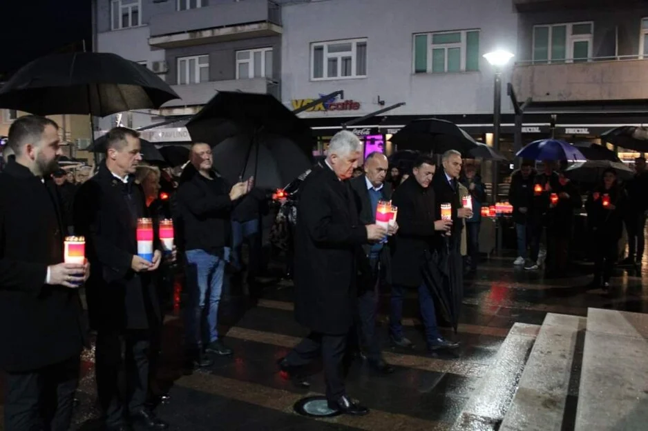 Čović i Krišto u Livnu zapalili svijeće za žrtve Vukovara i Škabrnje