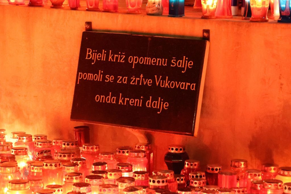 Mostarci odali počast: Paljenje svijeća u znak sjećanja na žrtve grada heroja
