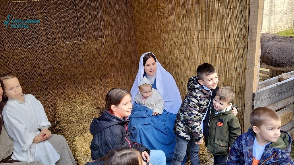FOTO | Na Božić uprizorene žive jaslice – Obitelj Miličević u ulozi Svete obitelji