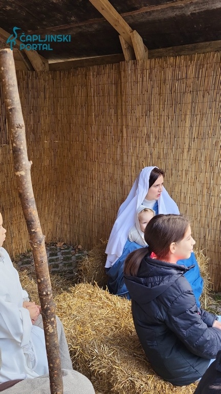 FOTO | Na Božić uprizorene žive jaslice – Obitelj Miličević u ulozi Svete obitelji