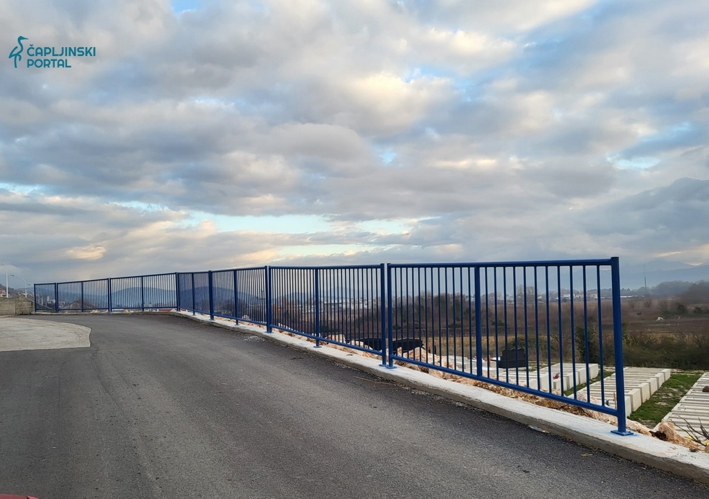 FOTO | Nakon pola godine popravljena cesta u Muši – stavljena i ograda