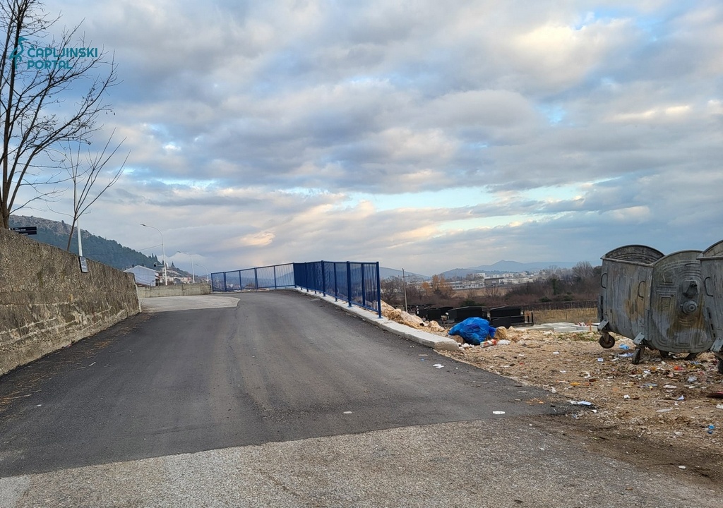 FOTO | Nakon pola godine popravljena cesta u Muši – stavljena i ograda