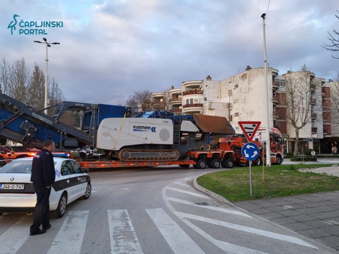 Fotografija Kamion S Radnim Strojem Zaglavljen U Kruznom Toku