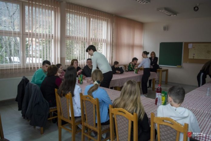 Posjeta Srednjoj Skoli Prozor Clanova Udruzenja Djeca Nade Sa Zanimanjem
