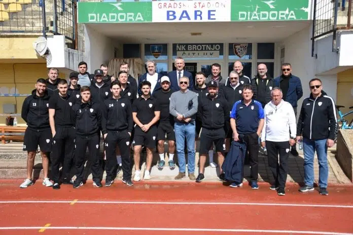 Načelnik Radišić ugostio hrvatske nogometaše iz Švedske 1710848612 Nacelnik Radisic Ugostio Hrvatske Nogometase Iz Svedske