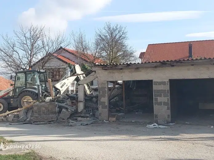 Tomislavgrad: Komunalno uklonilo stare garaže preko puta općinske zgrade 1711193624 Tomislavgrad Komunalno Uklonilo Stare Garaze Preko Puta Opcinske Zgrade