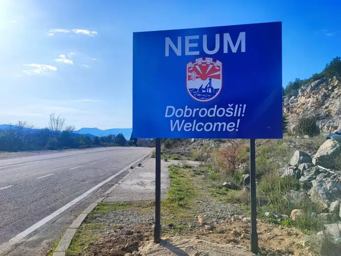 FOTO: Postavljena nova ploča na ulazu u Neum Postavljena Nova Ploca Na Ulazu U Neum