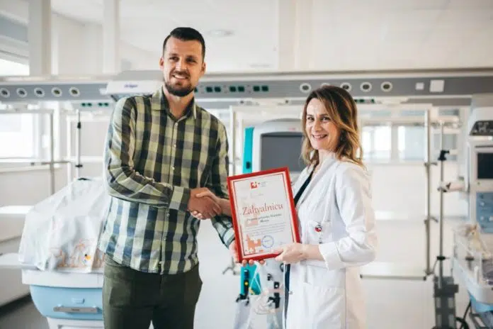 Hajdukovci-iz-Hercegovine-donirali-vrijedan-medicinski-aparat-za-mostarsku-pedijatriju.jpg Hajdukovci Iz Hercegovine Donirali Vrijedan Medicinski Aparat Za Mostarsku Pedijatriju