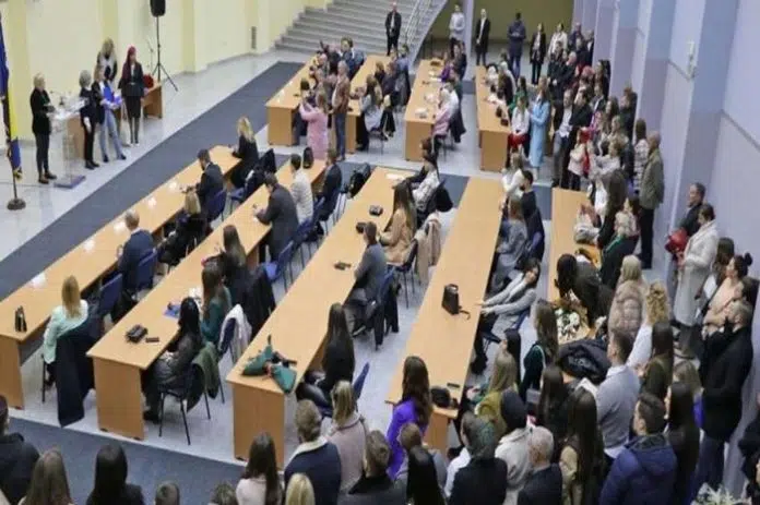 Manji broj upisanih i diplomiranih studenata u Federaciji Bosne i Manji Broj Upisanih I Diplomiranih Studenata U Federaciji Bosne I