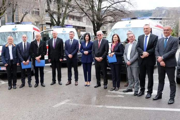 Premijerka uručila ključeve pet vozila hitne pomoći za domove zdravlja Premijerka Urucila Kljuceve Pet Vozila Hitne Pomoci Za Domove Zdravlja