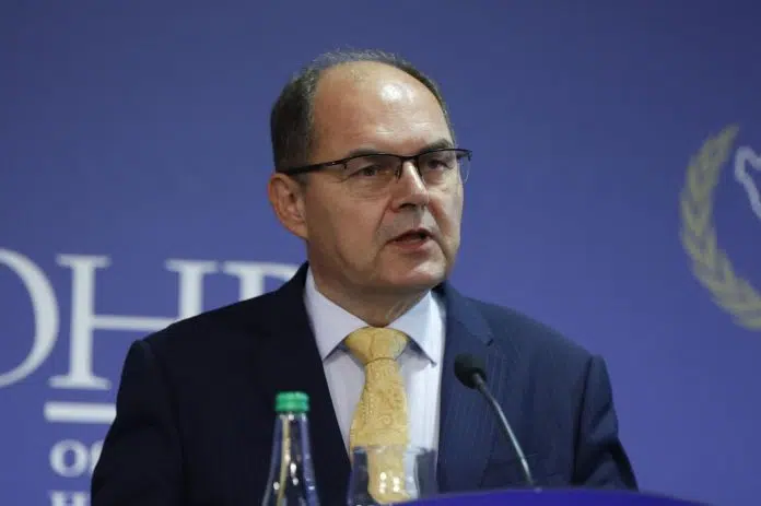 Schmidt nametnuo izmjene Izbornog zakona BiH Schmidt Nametnuo Izmjene Izbornog Zakona Bih