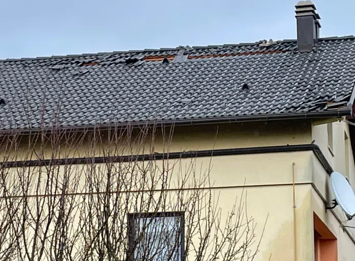 Sinoćnje nevrijeme u Mokronogama oštetilo kuće, automobile… 1712065188 Sinocnje Nevrijeme U Mokronogama Ostetilo Kuce Automobile…