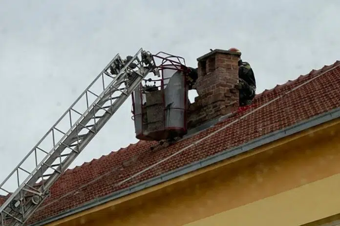 FOTO | Vatrogasci uklanjaju dimnjake sa O. Š. V. Pavlovića 1712138622 Foto Vatrogasci Uklanjaju Dimnjake Sa O S V Pavlovica