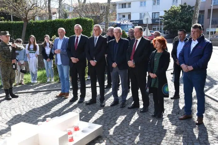 Brotnjaci odali počast poginulim vitezovima povodom 32. obljetnice osnutka HVO-a 1712229243 Brotnjaci Odali Pocast Poginulim Vitezovima Povodom 32 Obljetnice Osnutka Hvo A