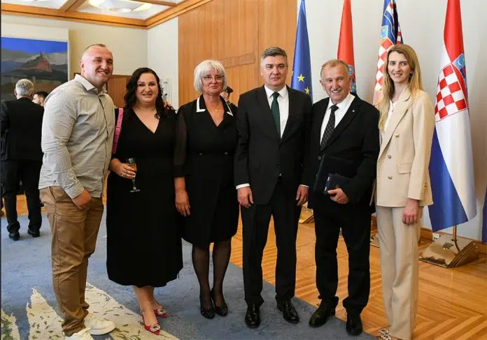 FOTO | Zoran Milanović odlikovao Čapljinca Žarka Pavlovića za junački 1712924649 487 Foto Zoran Milanovic Odlikovao Capljinca Zarka Pavlovica Za Junacki