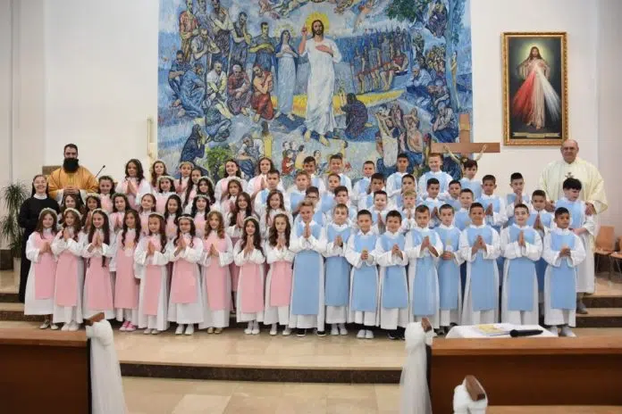 FOTO: Prva sveta pričest u župi Krista Kralja Čitluk 1713099242 Foto Prva Sveta Pricest U Zupi Krista Kralja Citluk