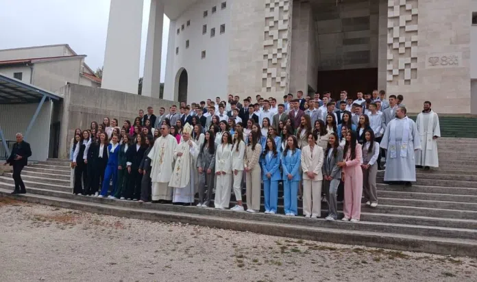 POSUŠJE: SAKRAMENT POTVRDE PRIMILO 133 KRIZMANIKA 1713621408 Posusje Sakrament Potvrde Primilo 133 Krizmanika