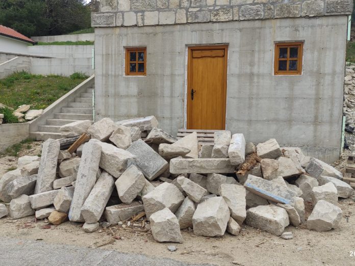 1713823474 Kamen Od Srusenih Kuca Darovan Za Zavrsetak Spomen Doma Spaljenih