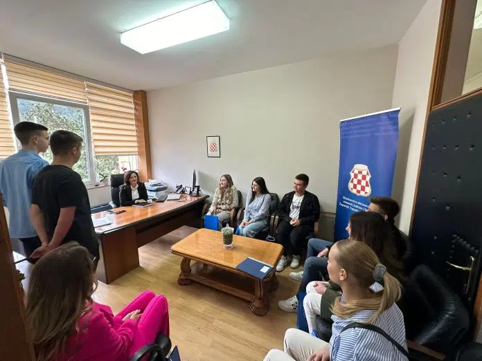 FOTO: Učenici iz Gruda potiču na promjene u javnoj upravi 1713959570 Foto Ucenici Iz Gruda Poticu Na Promjene U Javnoj Upravi