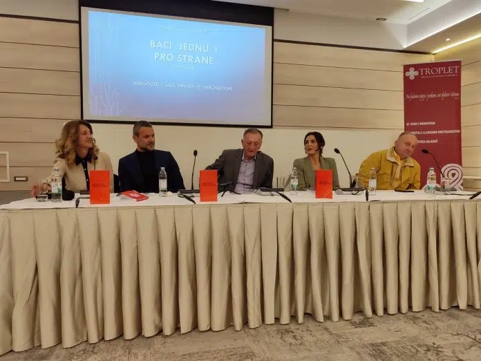 FOTO | Održana promocija knjige “Baci jednu i pro strane” 1714216702 Foto Odrzana Promocija Knjige Baci Jednu I Pro Strane