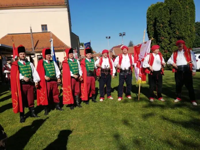 Hajdučka Družina Mijata Tomića sudjelovala u mimohodi povijesnih postrojbi u 1714226995 Hajducka Druzina Mijata Tomica Sudjelovala U Mimohodi Povijesnih Postrojbi U