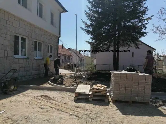 FOTO/VIDEO POHVALA: Nekadašnje parkiralište oko zgrade Doma zdravlja u Tomislavgradu Fotovideo Pohvala Nekadasnje Parkiraliste Oko Zgrade Doma Zdravlja U Tomislavgradu