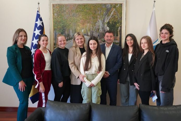Gradonacelnik Kordic S Ucenicima Srednje Turisticko Ugostiteljske Skole