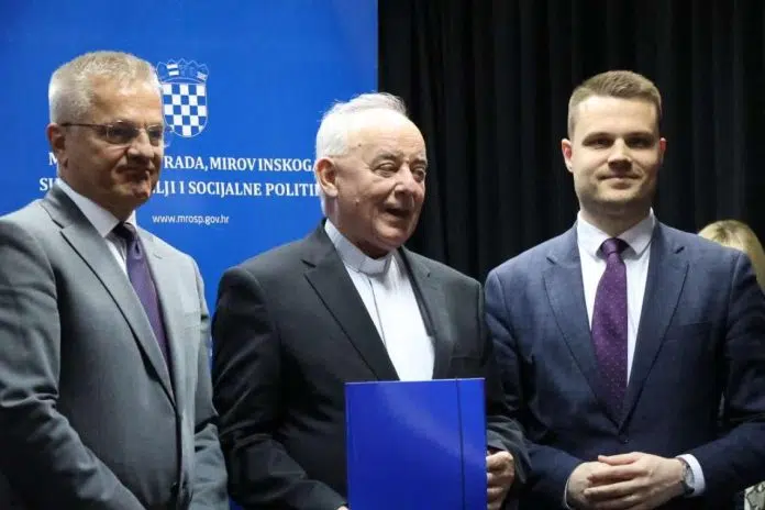 U Grudama potpisana 43 ugovora vrijedna dva milijuna eura U Grudama Potpisana 43 Ugovora Vrijedna Dva Milijuna Eura