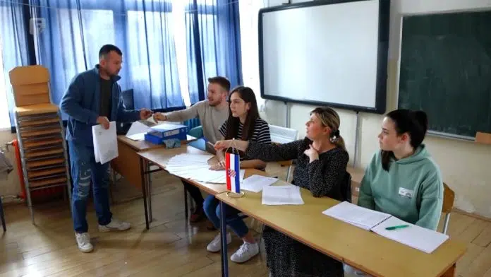 VIDEO / Četiri biračka mjesta u Livnu za parlamentarne izbore Video Cetiri Biracka Mjesta U Livnu Za Parlamentarne Izbore