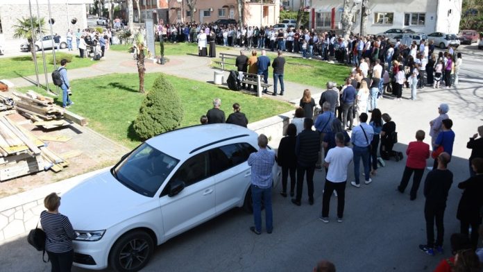 Vjernici Na Trgu U Citluku Molili Krunicu Bozjeg Milosrda