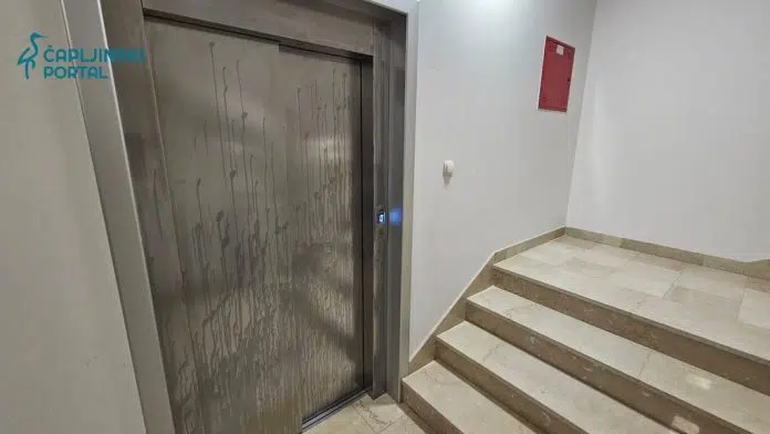 FOTO | Snimljeni kamerama: Uništavali zidove i lift bojom i 1714766753 415 Foto Snimljeni Kamerama Unistavali Zidove I Lift Bojom I