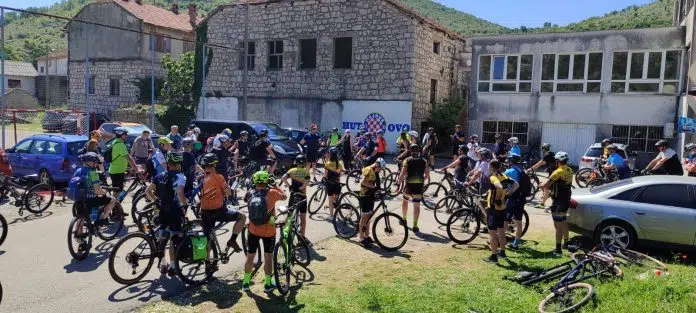 FOTO | Počela biciklijada iz Hutova u spomen na Nikšu 1714905969 Foto Pocela Biciklijada Iz Hutova U Spomen Na Niksu