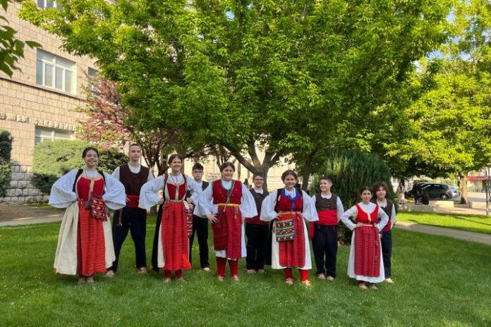 1714906197 U Prepunoj Kinodvorani Odrzana Djecja Smotra Folklora Na Petrovu Ognjistu