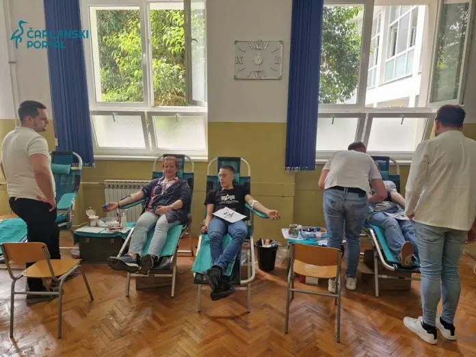 FOTO | Dobar odaziv učenika i profesora na akciju dragovoljnog Dobar Odaziv Ucenika I Profesora Na Akciju Dragovoljnog