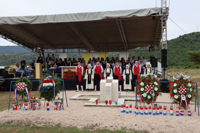 Komemoracija I Misa Na Radimlji Prikazana Maketa Mauzoleja