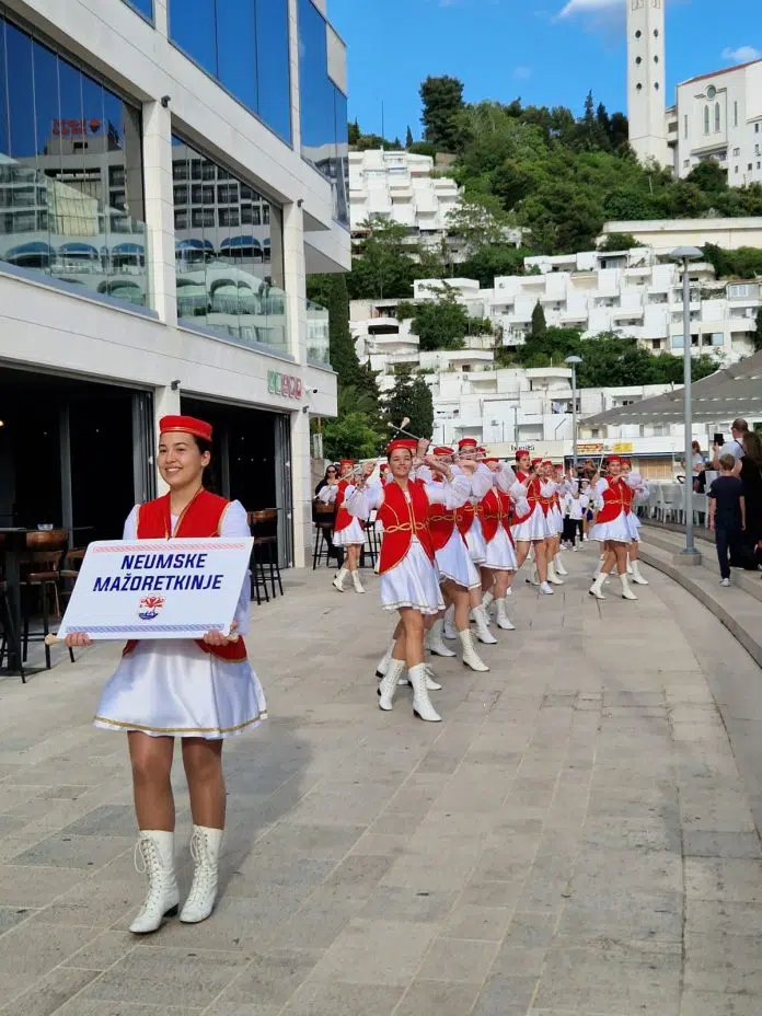 FOTO| Neumske mažoretkinje pozdravile Neumljane i goste svečanim defileom Neumske Mazoretkinje Pozdravile Neumljane I Goste Svecanim Defileom