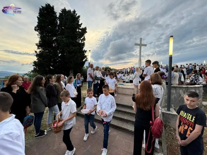 FOTO | Procesija na blagdan Tijelova predvođena neumskim prvopričesnicima Procesija Na Blagdan Tijelova Predvodena Neumskim Prvopricesnicima