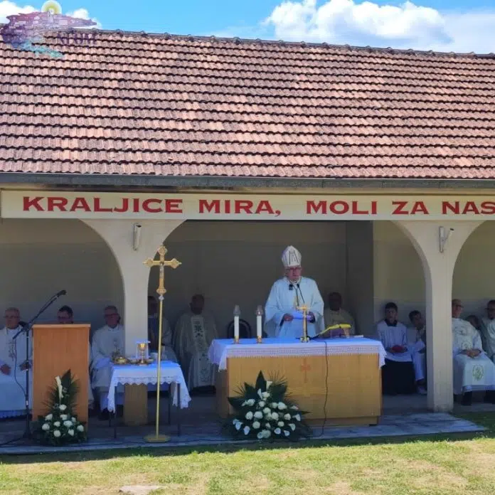 FOTO| Tisuće vjernika slavilo Kraljicu mira u Hrasnu Tisuce Vjernika Slavilo Kraljicu Mira U Hrasnu