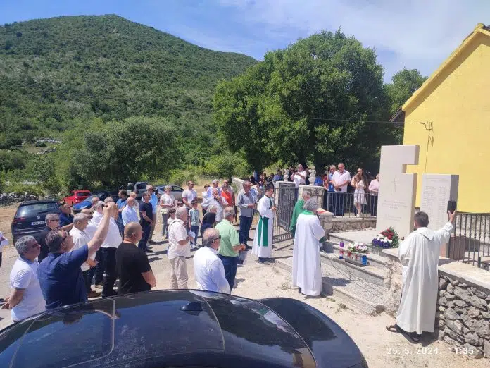FOTOGRAFIJA: Blagoslov spomenika i križa u Glumini Fotografija Blagoslov Spomenika I Kriza U Glumini