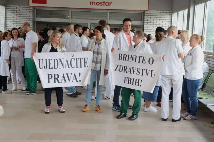 Liječnici u Mostaru polusatnim štrajkom poručili: Ujednačite prava Lijecnici U Mostaru Polusatnim Strajkom Porucili Ujednacite Prava