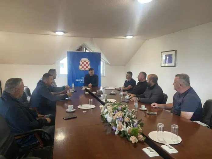 Sastanak Ministra Perića sa uzgajivačima krava-tele Sastanak Ministra Perica Sa Uzgajivacima Krava Tele