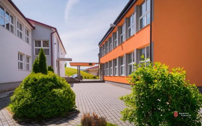 Srednja škola Prozor ispraća još jednu generaciju maturanata Srednja Skola Prozor Ispraca Jos Jednu Generaciju Maturanata