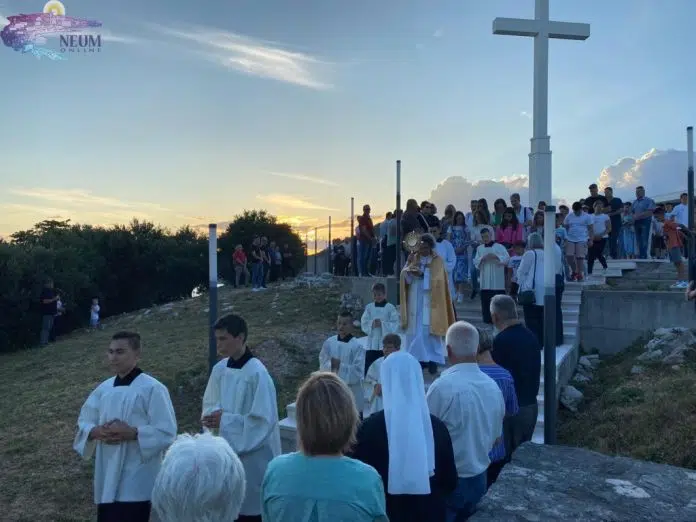 Sutra se obilježava Tijelovo, svetkovina Presvetog Tijela i Krvi Kristove. Sutra Se Obiljezava Tijelovo Svetkovina Presvetog Tijela I Krvi Kristove
