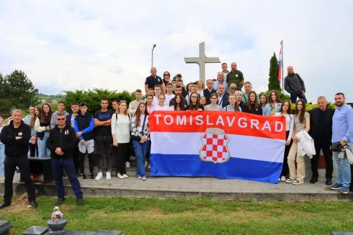 Učenici iz Tomislavgrada posjetili mjesta hrvatskih stradanja u Središnjoj Bosni Ucenici Iz Tomislavgrada Posjetili Mjesta Hrvatskih Stradanja U Sredisnjoj Bosni