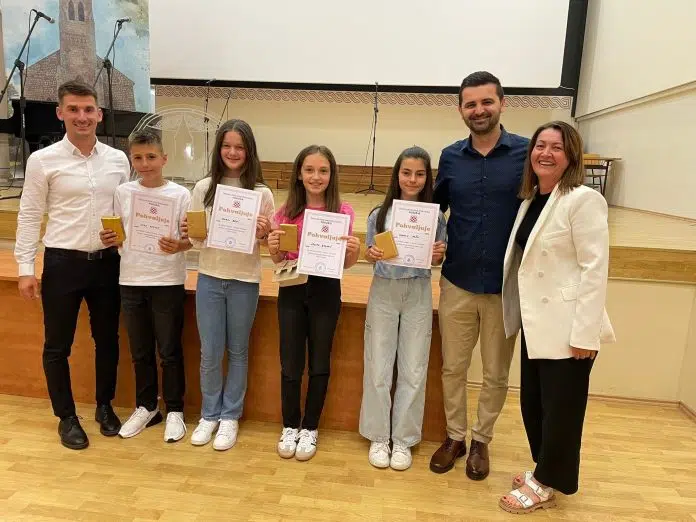 Svečano obilježen Dan škole Ivana Mažuranića u Posušju, učenica generacije 1718022138 Svecano Obiljezen Dan Skole Ivana Mazuranica U Posusju Ucenica Generacije