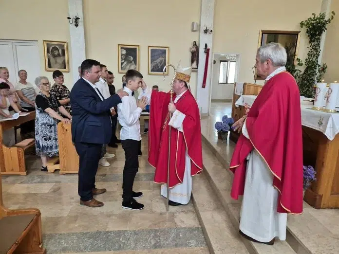 Biskup Palić je udijelio sakrament potvrde u župi Hutovo 1719149217 Biskup Palic Je Udijelio Sakrament Potvrde U Zupi Hutovo