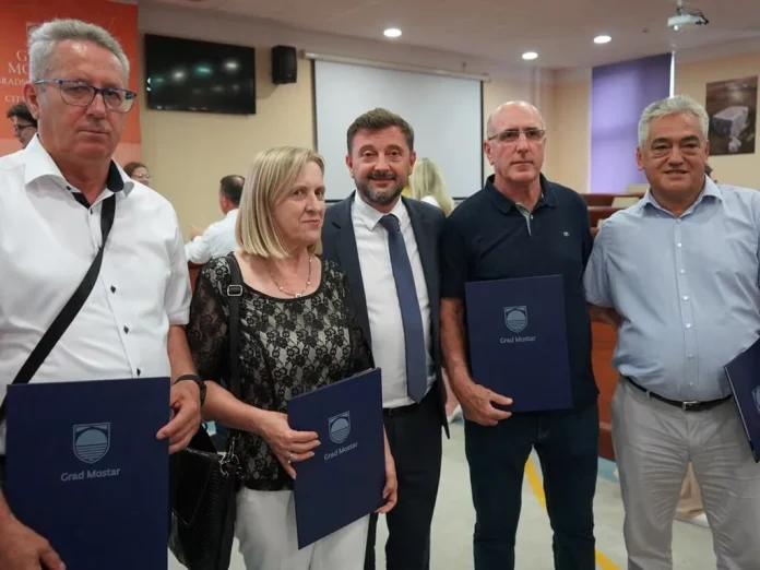Gradonacelnik Kordic Dodijelio Nagrade Ucenicima Generacije Osnovnih I Srednjih Skola