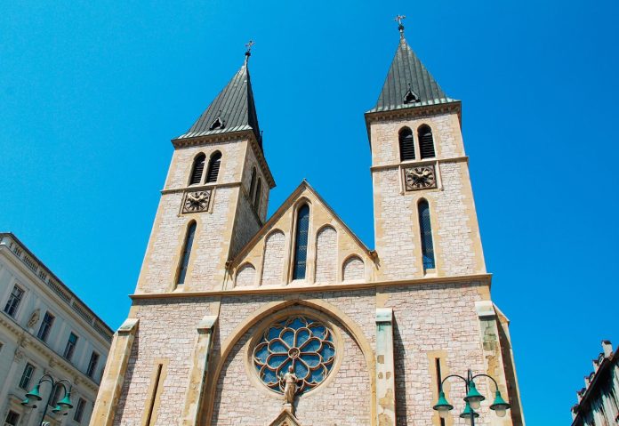 Mladici Ometali Misu U Sarajevskoj Katedrali