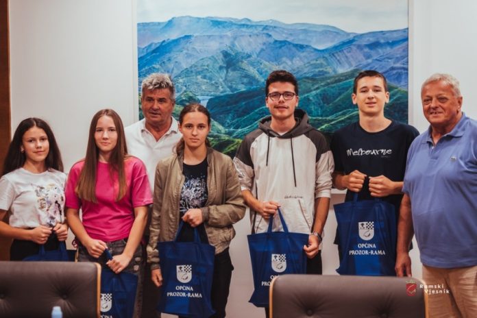 Nacelnik Dr Jozo Ivancevic Ugostio Ucenike Generacije U Skolskoj Godini