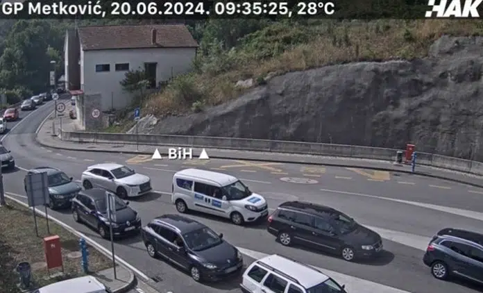 Počele zastoje na graničnim prelazima: Vozila čekaju i do 30 Pocele Zastoje Na Granicnim Prelazima Vozila Cekaju I Do 30